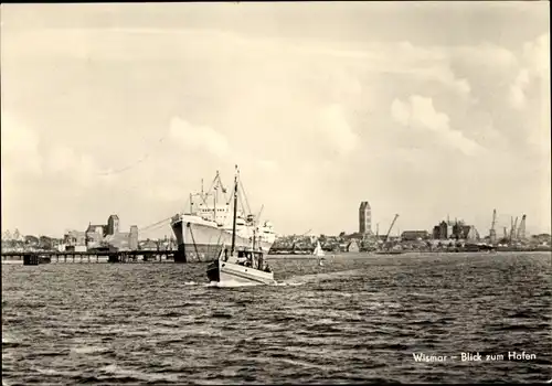 Ak Hansestadt Wismar, Blick zum Hafen, Schiff