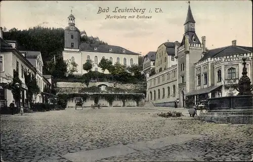 Ak Leutenberg Thüringen, Marktplatz mit Rathaus, Brunnen