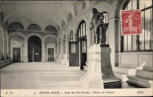 Ak Paris II. Arrondissement Bourse, Hotel Dieu, Salle des Pas Perdus, Statue de Daviel