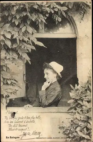 Ak Loir et Cher, En Sologne, Frau in Tracht am Fenster