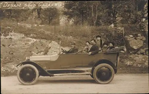 Foto Ak Hautes Pyrénées, Depart pour Gavarnie, Männer und Frauen in einem Automobil