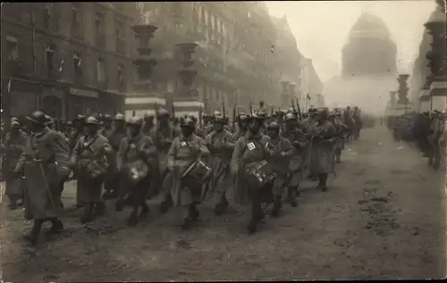Foto Ak Paris V., Fetes Commemoratives 1920, Rue Soufflot, Defile d'Infanterie