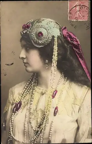 Präge Ak Frauenportrait Profil, Kopfschmuck, Perlenketten