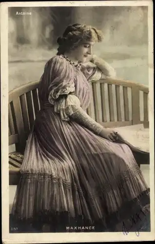 Ak Schauspielerin Maxanghe, lesend, auf Bank sitzend