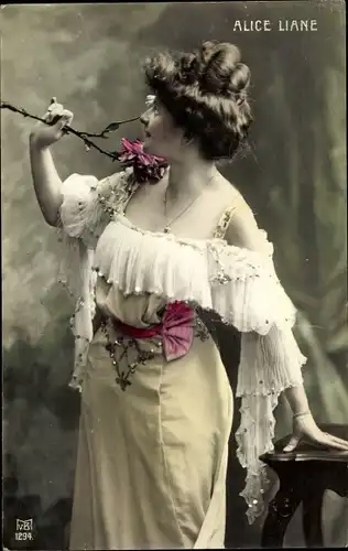 Ak Schauspielerin Alice Liane mit Blütenzweig