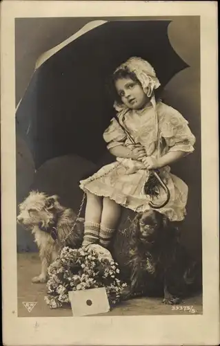Ak Mädchen mit Hunden und Schirm, Blumengruß