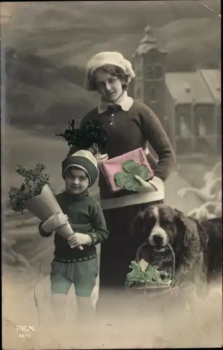 Ak winterliche Glückwünsche, Mutter und Kind, Hund, Kleeblatt, Geschenk, Blumen, Korb