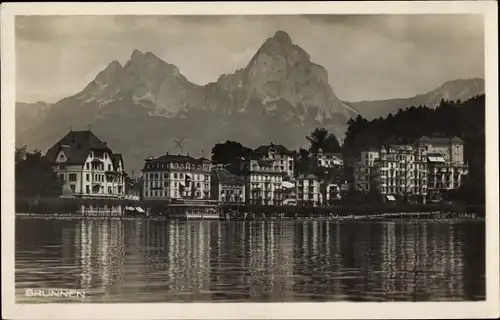 Ak Brunnen Kt Schwyz, Stadtansicht, Berge