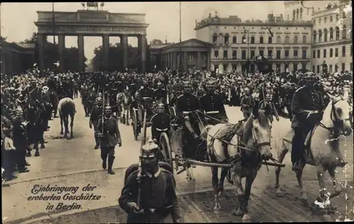 Foto Ak Berlin Mitte, Einbringung der eroberten Geschütze, Brandenburger Tor, Soldaten in Uniformen