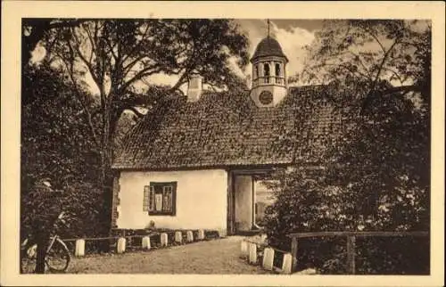 Ak Gelting in Schleswig Holstein, Straßenpartie mit Blick auf das Torhaus