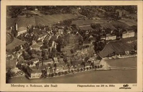 Ak Meersburg im Bodenseekreis Baden Württemberg, Fliegeraufnahme der Altstadt