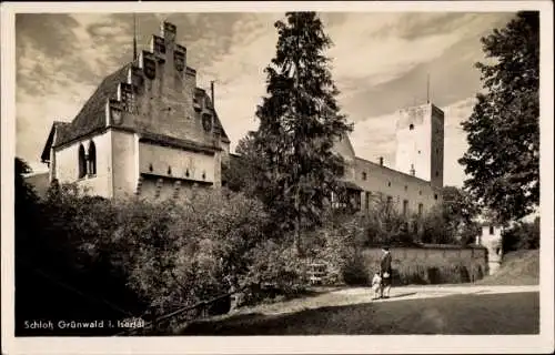 Ak Grünwald in Oberbayern, Schloss, Gesamtansicht, Wappen an Giebelfassade, Passanten