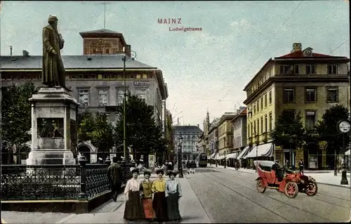 Ak Mainz am Rhein, Ludwigstraße, Gutenberg Denkmal, vier Damen