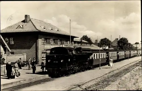Ak Ostseebad Kühlungsborn, Bahnhof Ost, Gleisseite, Eisenbahn Molly, Dampflok