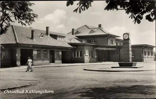 Ak Ostseebad Kühlungsborn, Straßenpartie, Uhr