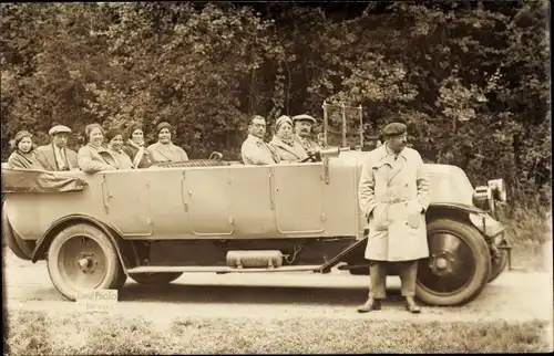 Foto Ak Lourdes Hautes Pyrénées, Männer und Frauen in einem Autobus mit offenem Verdeck