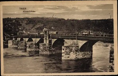 Ak Trier an der Mosel, Römerbrücke, Straßenbahn