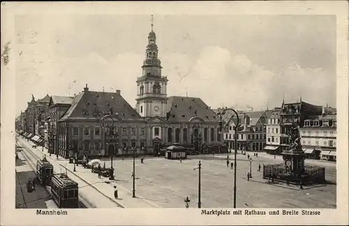 Ak Mannheim in Baden Württemberg, Marktplatz mit Rathaus und Breite Straße, Tram, Denkmal