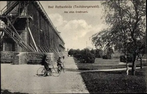 Ak Bad Rothenfelde am Teutoburger Wald, am Alten Gradierwerk, Radfahrer