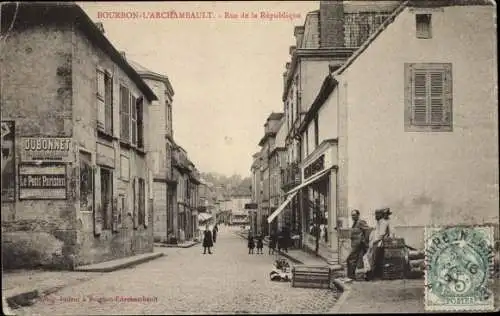 Ak Bourbon l'Archambault Allier, Rue de la Republique