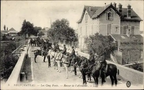 Ak Neufchateau Vosges, Les Cinq Ponts, Französische Soldaten
