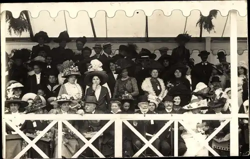 Foto Ak Contrexéville Lothringen Vosges, Tribüne, Zuschauer