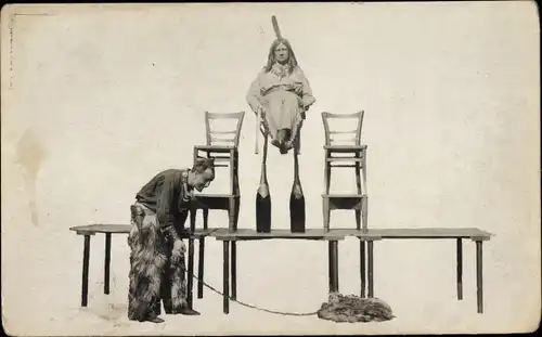 Foto Ak Cowboy, Balanceakt, Indianer, Wild West Schauspiel, Fotomontage