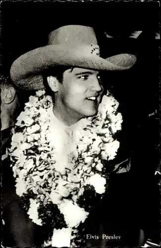 Ak Sänger und Schauspieler Elvis Presley, Portrait mit Hut und Blumenkranz