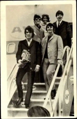 Foto Musikgruppe The Beatles beim Verlassen eines Flugzeuges, John, Paul, George, Ringo