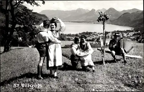 Foto Ak Sankt Gilgen, Tanzende Menschen in österreichischer Tracht, Akkordeon