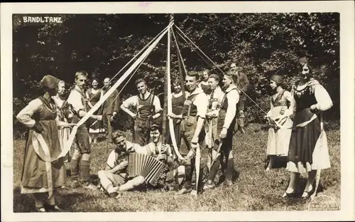 Ak Bandltanz, Tanz um einen geschmückten Baum, Menschen in österreichischer Tracht