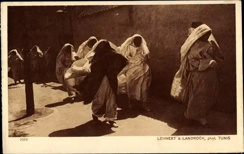 Ak Paysages d'Orient, Promenade du Harem, Maghreb, verschleierte Frauen