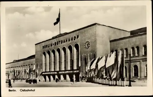 Ak Berlin Friedrichshain, Blick auf den Ostbahnhof, Fahnen