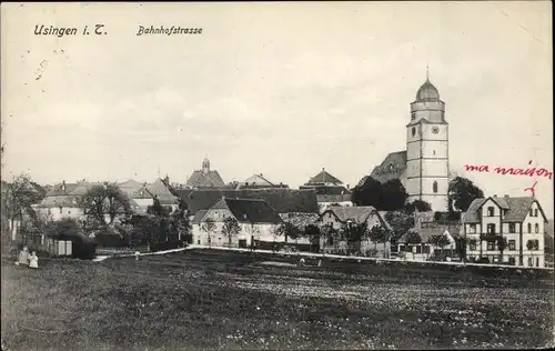 Ak Usingen, Blick auf die Bahnhofstrasse, Kirche