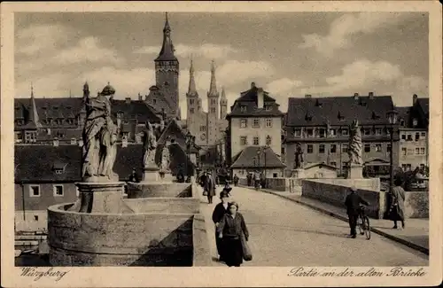 Ak Würzburg Unterfranken, Partie an der alten Brücke, Fußgänger, Rathausturm, Domtürme