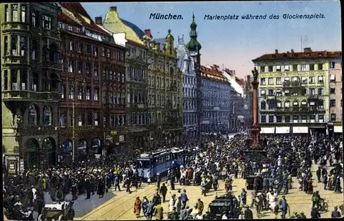 Ak München, Marienplatz während des Glockenspiels, Spaziergänger, Straßenbahn