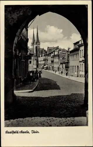 Ak Saalfeld an der Saale Thüringen, Blick durchs Obere Tor zum Markt
