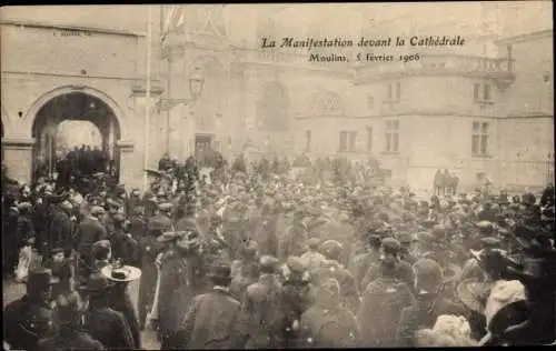 Ak Moulins Allier, La Manifestation devant la Cathedrale, 1906