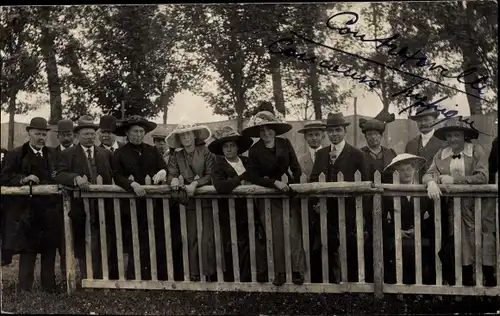 Foto Ak Contrexéville Lothringen Vosges, Gruppenbild am Zaun, Frauen, Hüte
