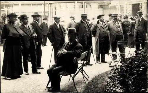 Foto Ak Vosges, Stadtansicht, Männer, Sitzbank, Geistlicher, Blumen