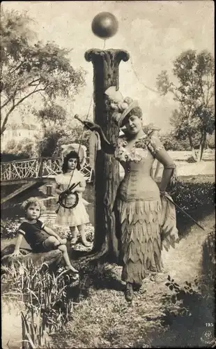 Buchstaben Ak I, Frau im Korsett mit Kindern