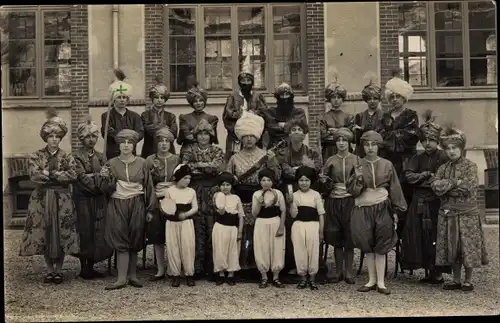 Ak Beauvais Oise, Kinder und Jugendliche in Kostümierung, Gruppenfoto