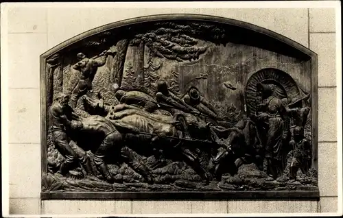 Foto Ak Südamerika ?, Relief an einem Denkmal, Männer versuchen festgefahrenen Planwagen zu befreien