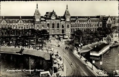 Ak Amsterdam Nordholland Niederlande, Central Station, Brücke, Vorplatz