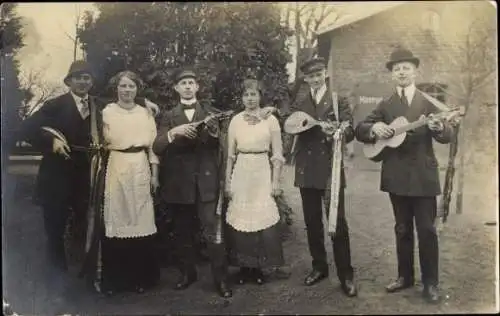 Foto Ak Männer und Frauen mit Gitarren, Gruppenaufnahme