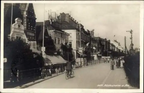 Ak Rüdesheim am Rhein, Straßenpartie, Hotel Traube, Radfahrer