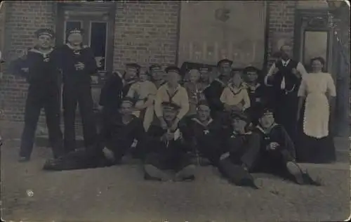 Foto Ak Deutsche Soldaten in Uniformen, Seeleute, Kinder, Gruppenaufnahme