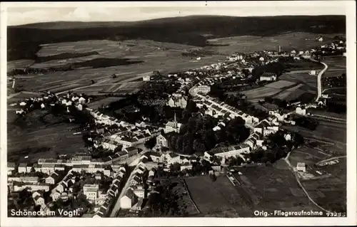 Ak Schöneck im Vogtland Sachsen, Fliegeraufnahme, Panoramablick auf die Stadt