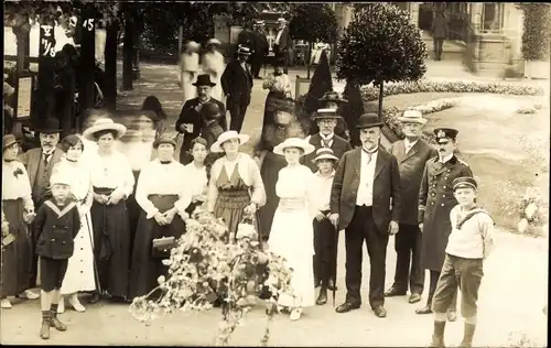 Foto Ak Wiesbaden in Hessen, Menschengruppe im Kurpark