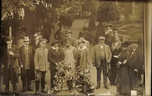 Foto Ak Wiesbaden in Hessen, Menschengruppe im Kurpark